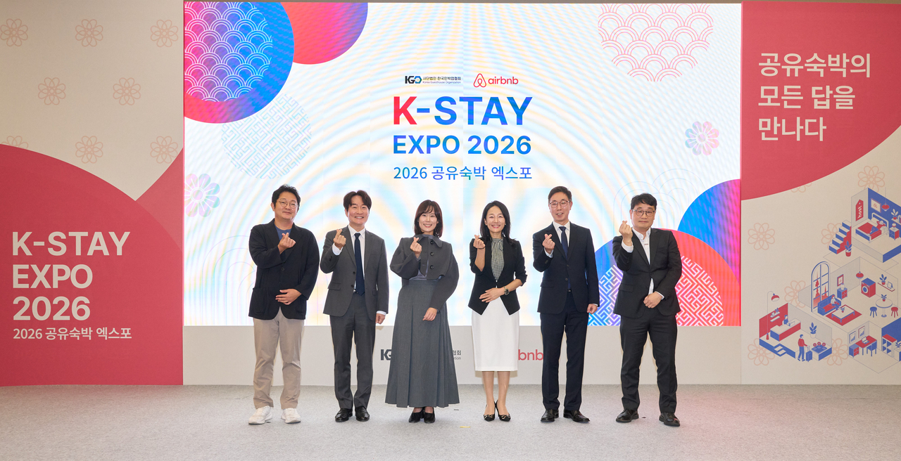9일 서울 동대문디자인플라자(DDP)에서 열린 ‘K-스테이 엑스포 2026’ 개회식에서 주요 참석자들이 기념 촬영을 하고 있다. 왼쪽부터 박준수 LG유플러스 IB외국인상품팀 부장, 서원석 한국관광학회장, 서가연 에어비앤비 코리아 컨트리매니저, 이재정 국회 문화체육관광위원회 위원장, 채보영 사단법인 한국민박업협회 회장, 김근수 세스코 법인컨설팅본부 사업부장 [한국민박업협회 제공]
