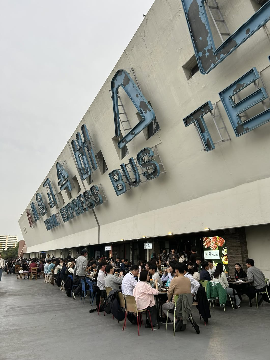 Hidden rooftop spot offers outdoor dining at Seoul Gyeonggi Terminal. (Brian_park_photo on Threads)