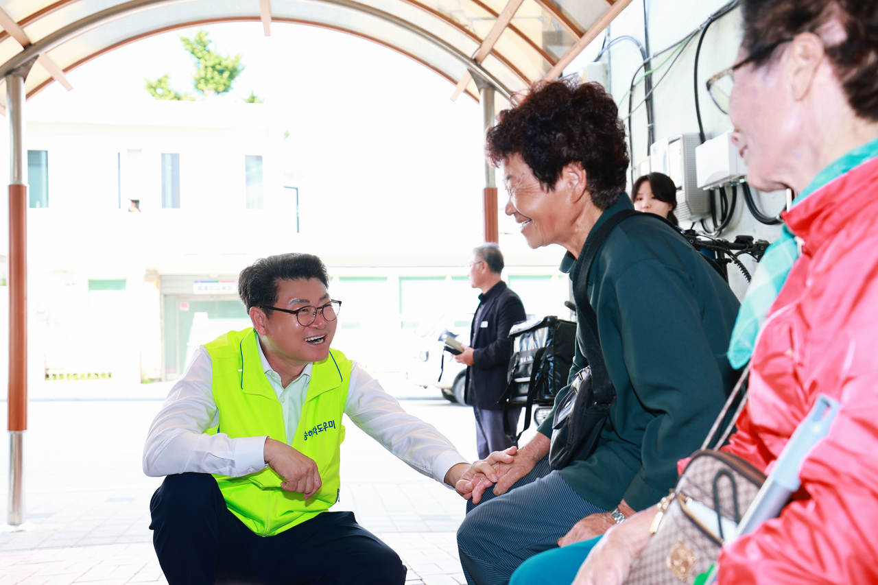 황이주 울진군수가 ‘찾아가는 현장군수실’의 일환으로 울진군청 앞 버스정거장에서 승하차 도우미 봉사 활동을 하고있다.[울진군 제공]