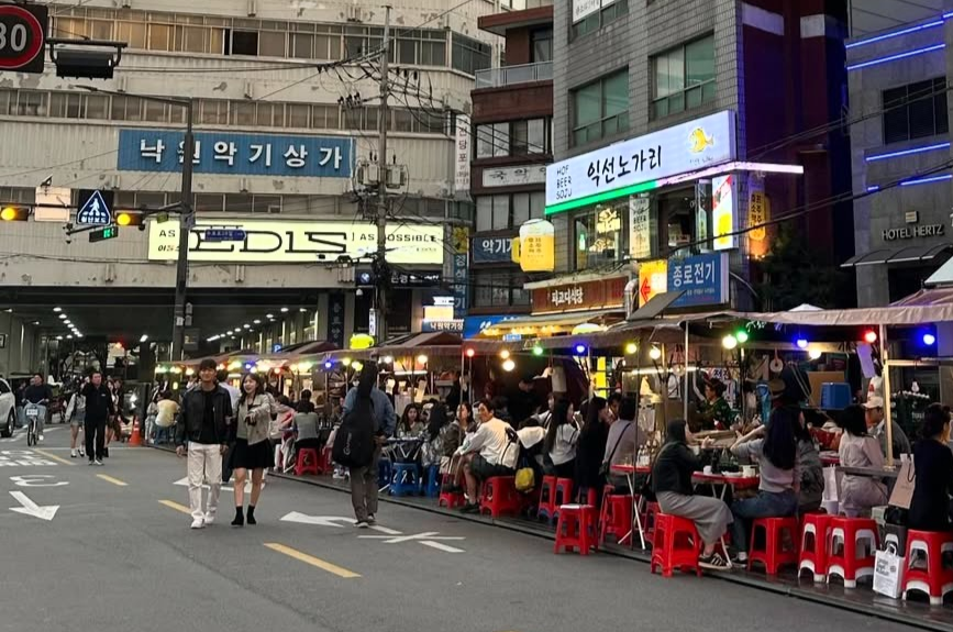 Outdoor dining tables are set up on streets of Jongno. (Yajangmap on Threads)