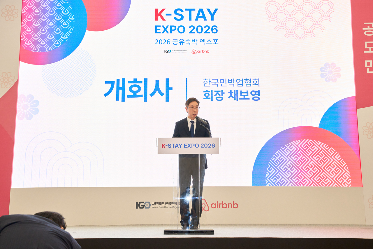 ‘K-Stay Expo 2026’ 개회식에서 채보영 사단법인 한국민박업협회 회장이 개회사를 하고 있다.  [한국민박업협회 제공]