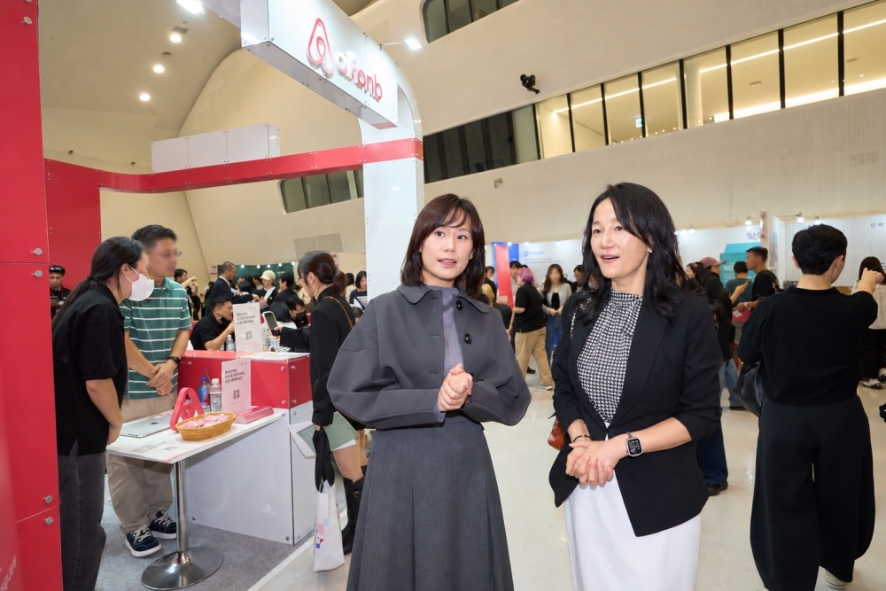 이재정 국회 문화체육관광위원회 위원장(우측)과 서가연 에어비앤비 코리아 컨트리 매니저(좌측)가 ‘K-Stay Expo 2026’에 참석해 부스를 둘러보고 있다.  [한국민박업협회 제공]