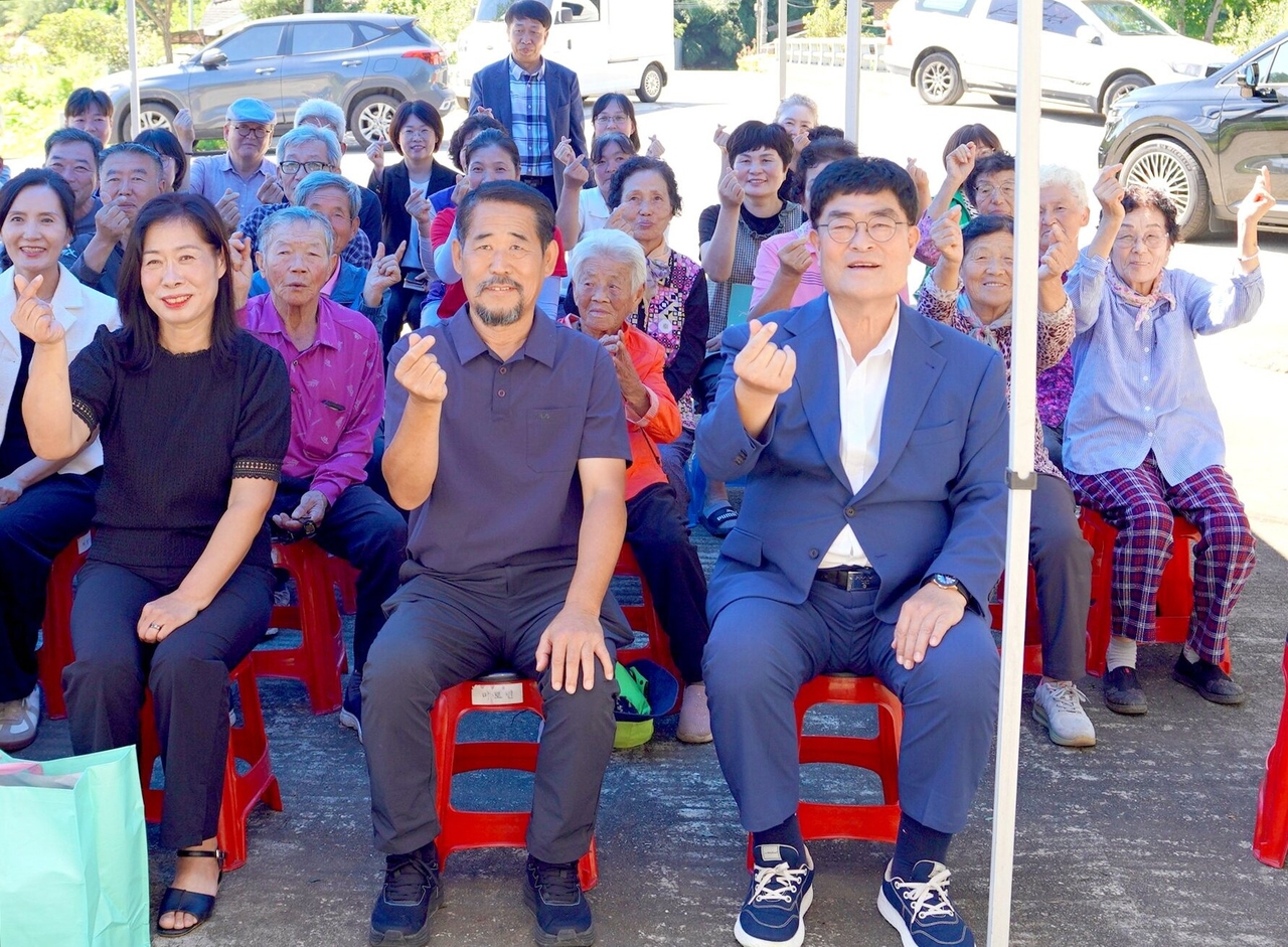 삼척시 관내 상생 모임에 참석한 박상수 시장(앞줄 오른쪽) 운동화를 신은 모습에 눈길이 간다.
