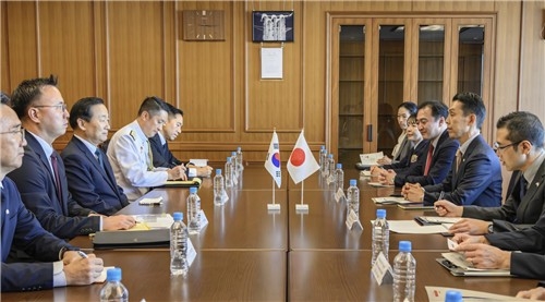 South Korea's Defense Vice Minister Lee Doo-hee (third from left) meets with Japan's Vice Minister of Defense for International Affairs Atsushi Ando (second from right) during the South Korea–Japan Vice-Ministerial Defense Talks held on Friday in Japan. (Ministry of National Defense)