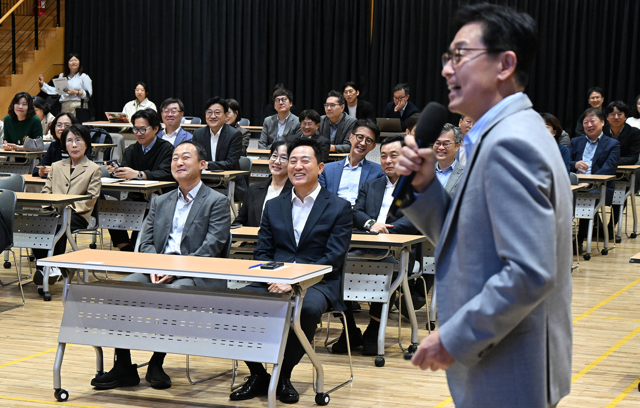Yeo Jang-kwon, the Seoul Metropolitan Government's head of transportation (standing, right), delivers a special lecture on "The Future of Autonomous Driving and Seoul" before Seoul Mayor Oh Se-hoon and senior city officials Wednesday morning. (Photo: Seoul Metropolitan Government)