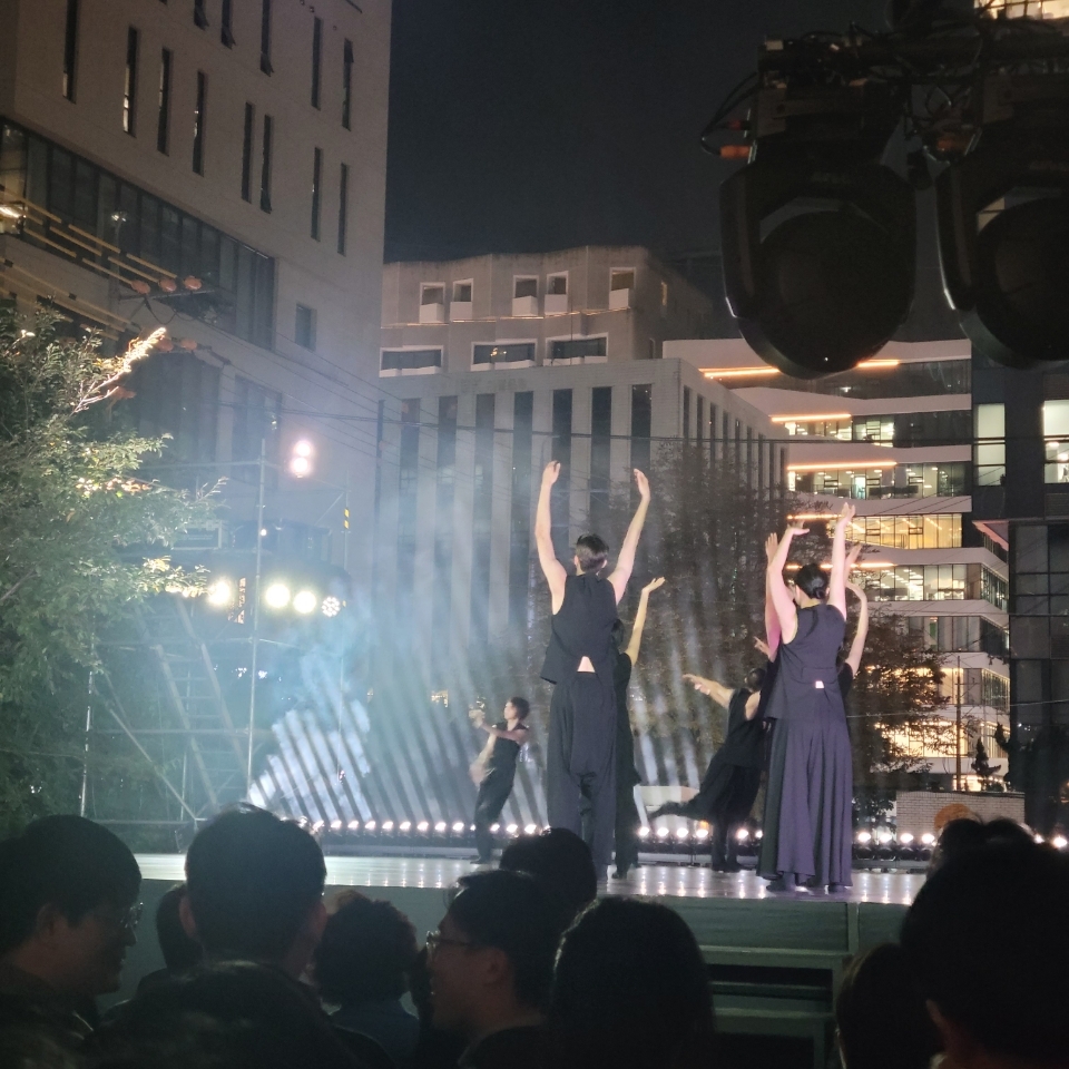 An outdoor night dance performance held Thursday evening at an open lot in front of Seongsu Station