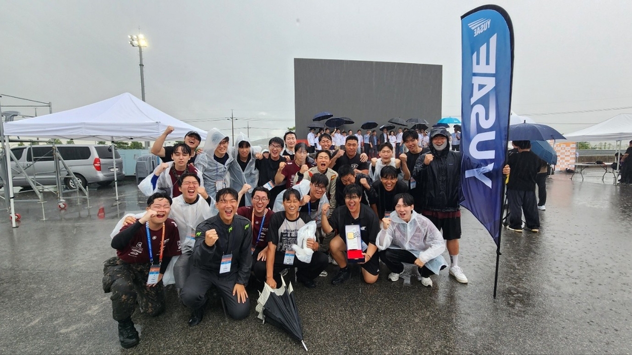‘2026 KSAE 대학생 자작자동차대회’ 포뮬러(Formula) 부문에서 ‘금상’(내연기관부문 1위)을 수상한 영남대 미래자동차공학과 ‘YUSAE’ 팀.[영남대 제공]