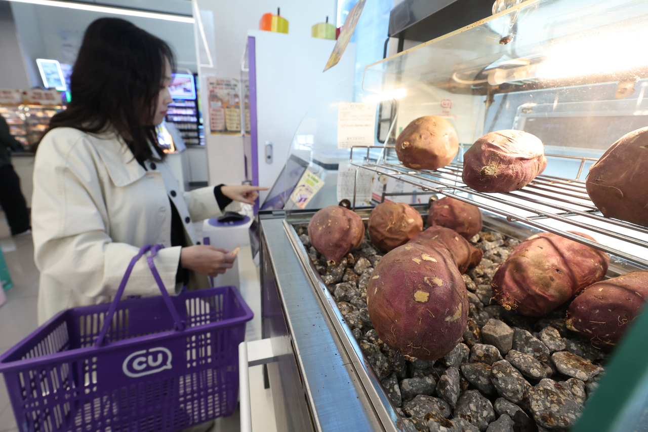 Baked sweet potatoes are displayed at a convenience store in Seoul on Tuesday. (Yonhap)