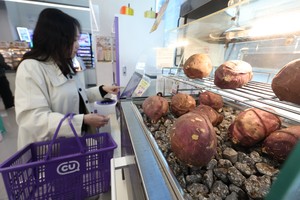 Sales of winter products surge at convenience stores amid chilly weather