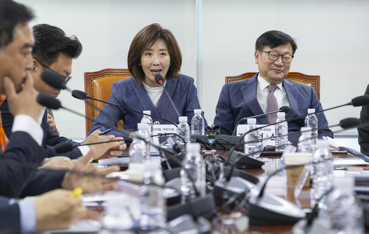 Rep. Na Kyung-won (left) speaks at a People Power Party meeting at the National Assembly on Sept. 21. (Yonhap)
