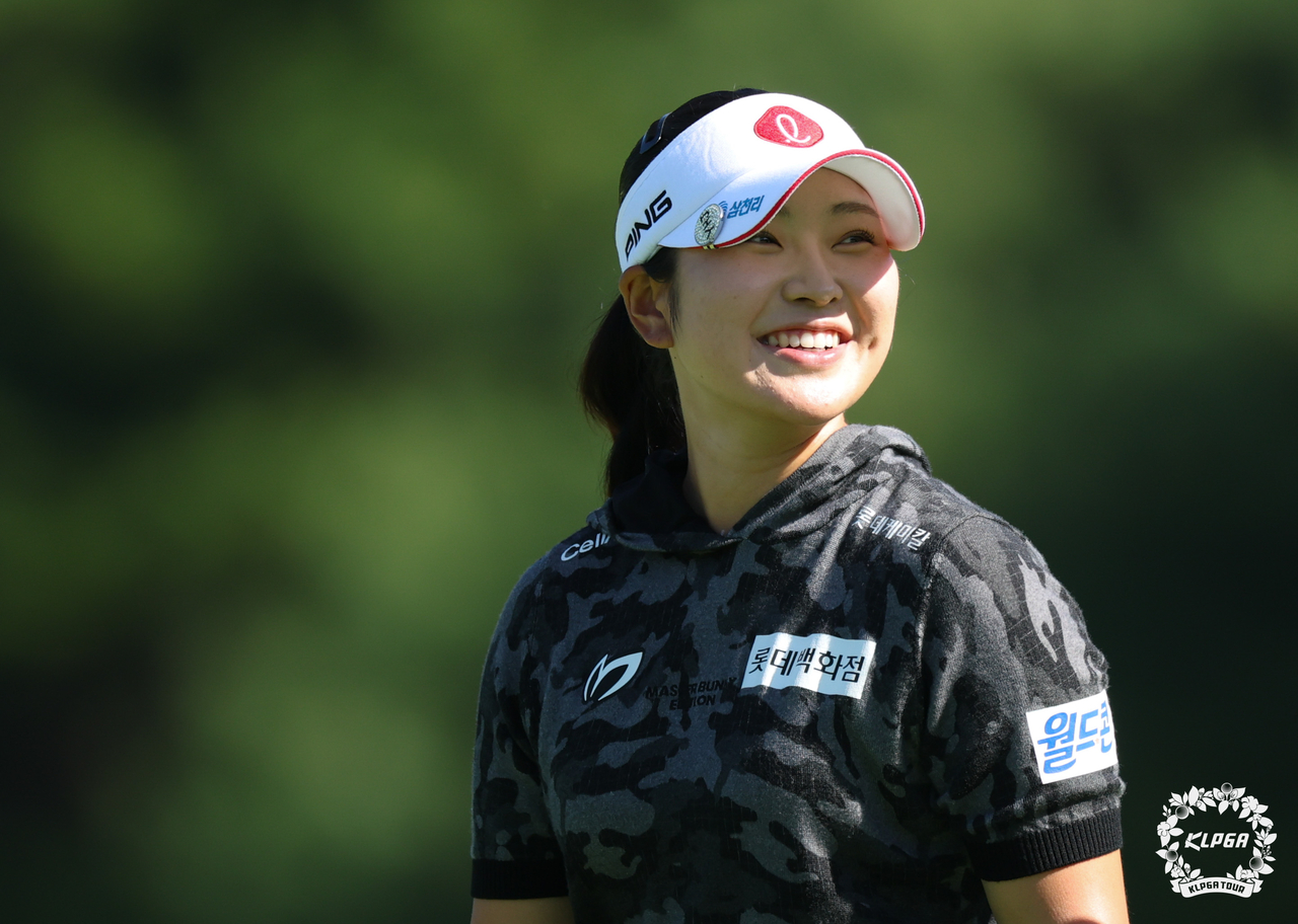Yoo Hyun-jo smiles after making a birdie on the second hole. [Photo=KLPGA]