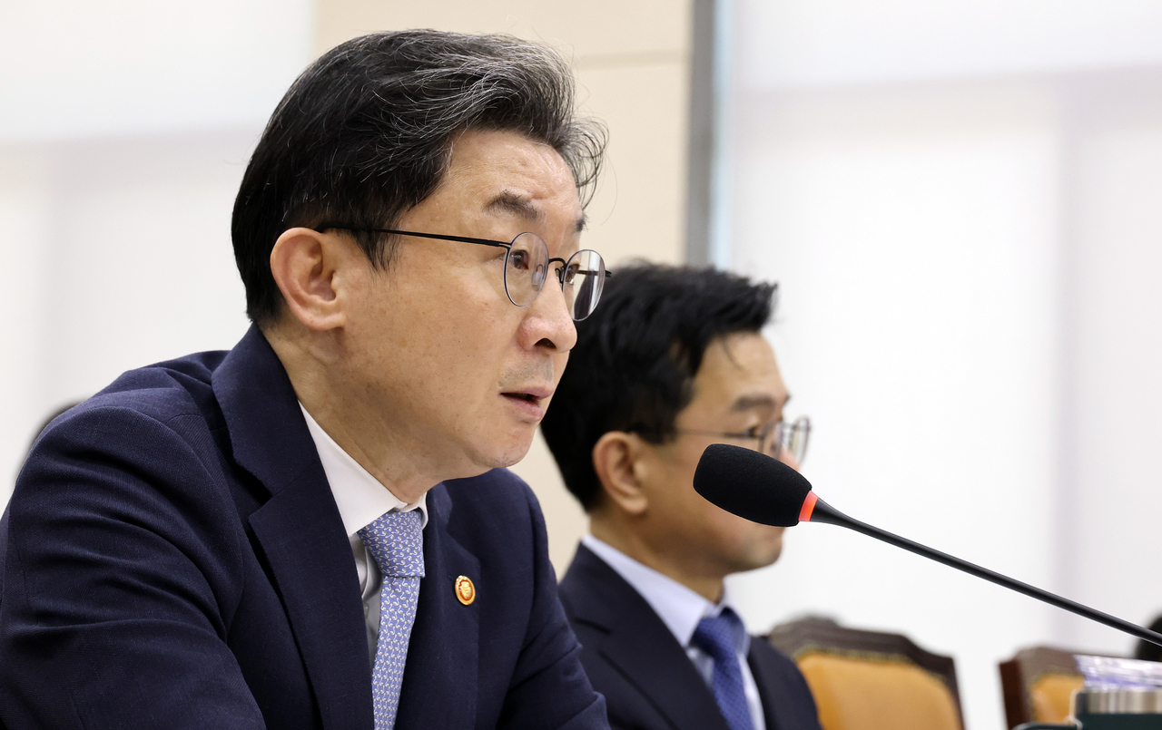 이억원 금융위원장이 8일 국회 정무위원회에서 열린 금융위원회 등에 대한 국정감사에서 위원들의 질의에 답하고 있다. [연합]