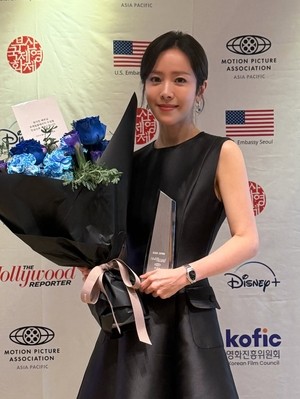 한지민, 드레스는 거들 뿐..미모로 완성한 여신 아우라