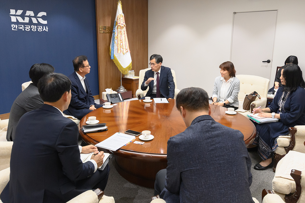 Yangcheon-gu District Mayor Lee Ki-jae meets Korea Airports Corporation President Kim Won-jun to brief him on conditions in airport noise-affected areas and convey key issues and demands raised by local residents.