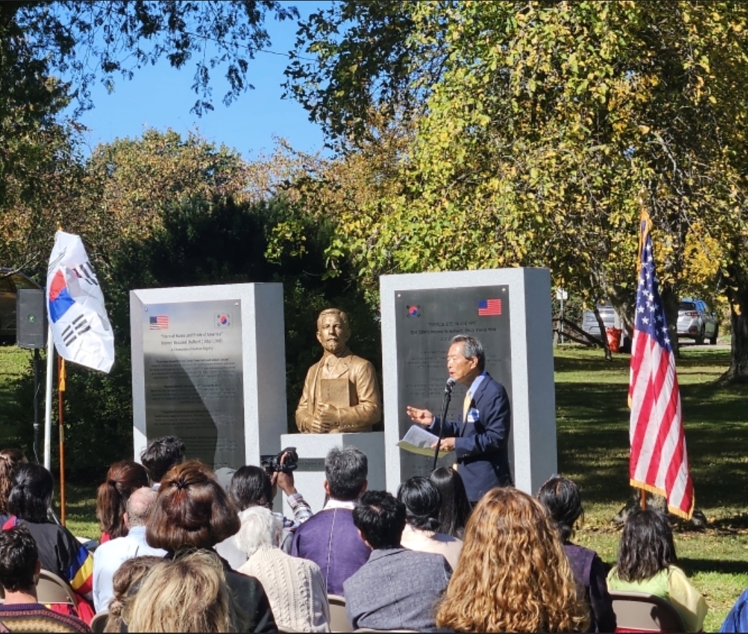 Kim Dong-jin, chairman of the Hulbert Memorial Society, speaks at the unveiling of a monument and bust honoring Homer B. Hulbert in New Haven, Vermont, Oct. 3. (Hulbert Memorial Society)