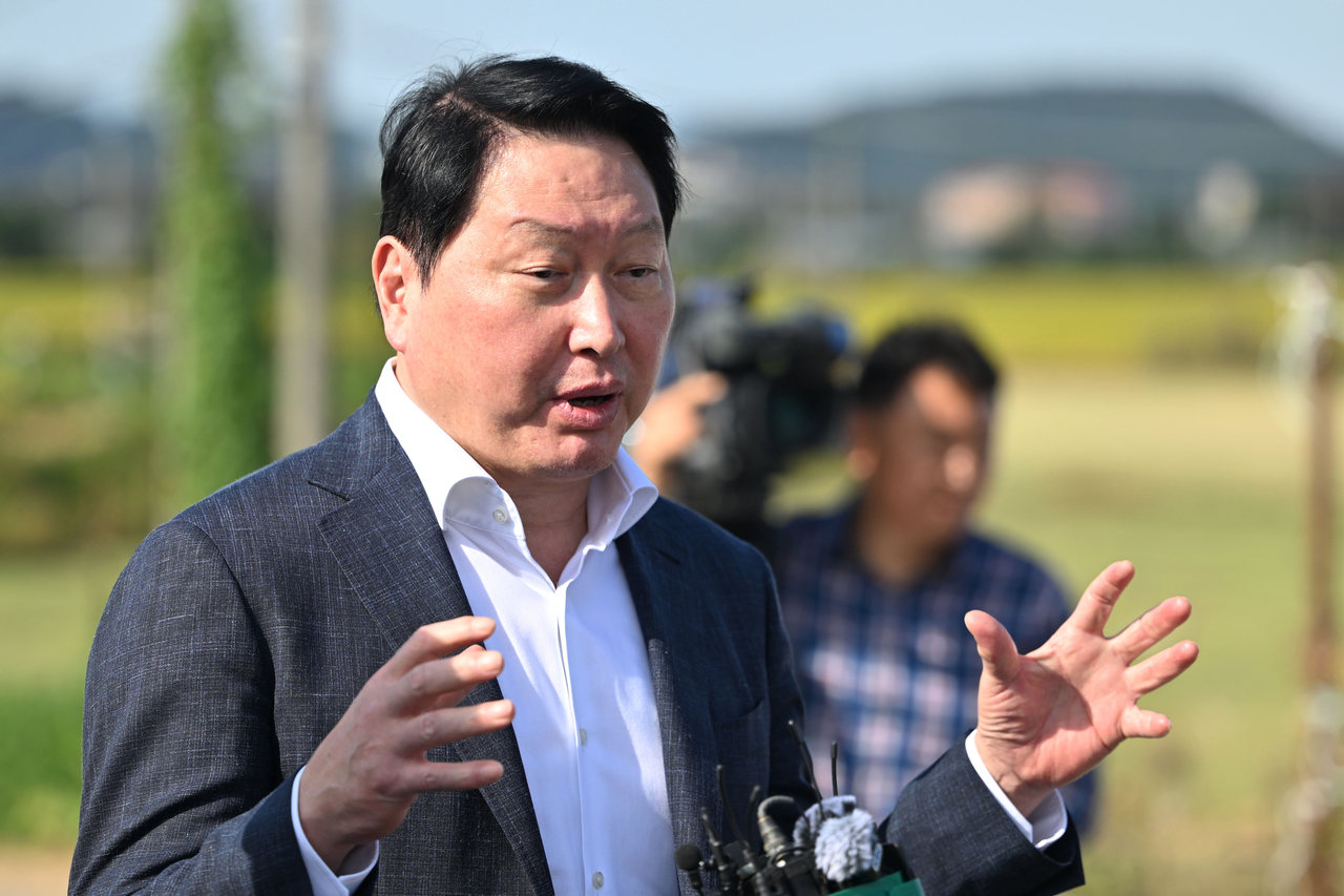 SK Group Chairman Chey Tae-won speaks after inspecting the planned site of the Honam semiconductor cluster at the Gwangju military air base in Jeonnam-Gwangju on Friday. (Newsis)