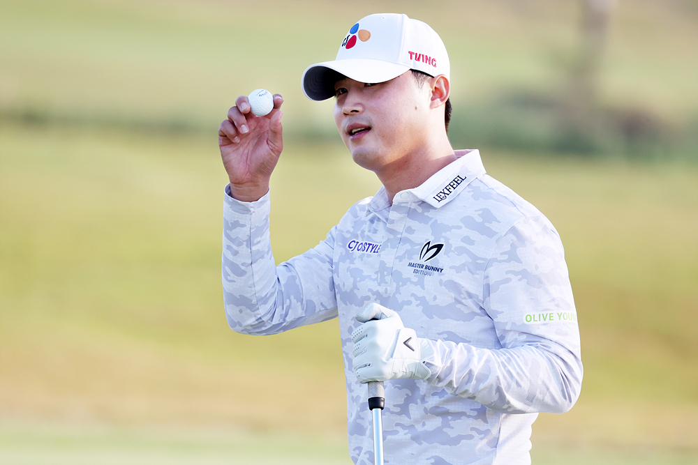 배용준이 9일 충남 당진 플라밍고 컨트리클럽에서 열린 KPGA투어 어메이징크리 오픈 2라운드 18번 홀에서 버디 퍼트를 성공한 뒤 갤러리에게 인사하고 있다.