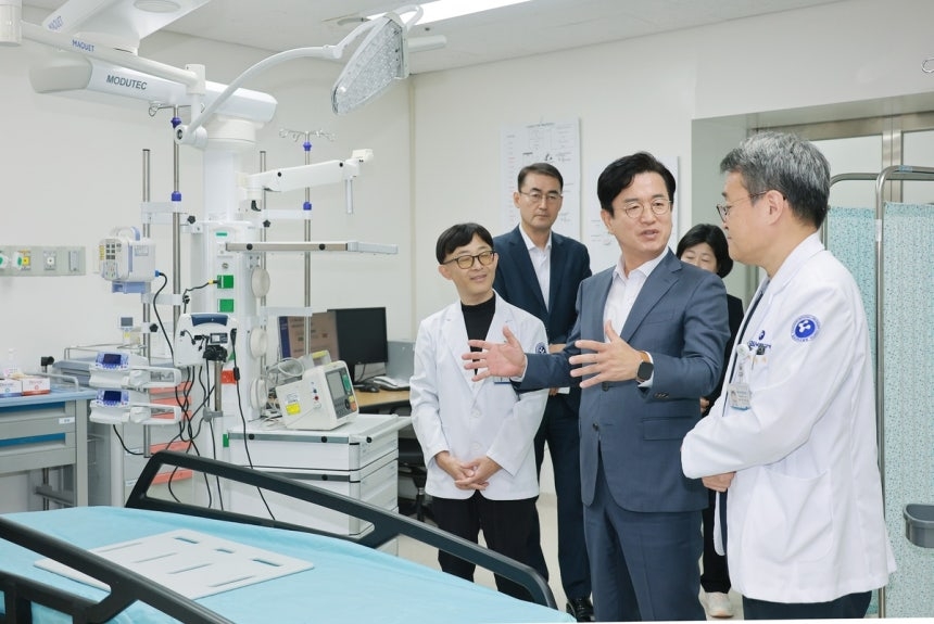허태정(오른쪽 두 번째) 대전시장이 8일 충남대병원 응급의료센터를 찾아 애로사항을 청취하고 있다. [대전시 제공]