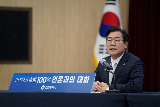 Incheon Mayor Park Chan-dae speaks about city issues at a press briefing marking the 100th day of the ninth directly elected city administration, held Wednesday.