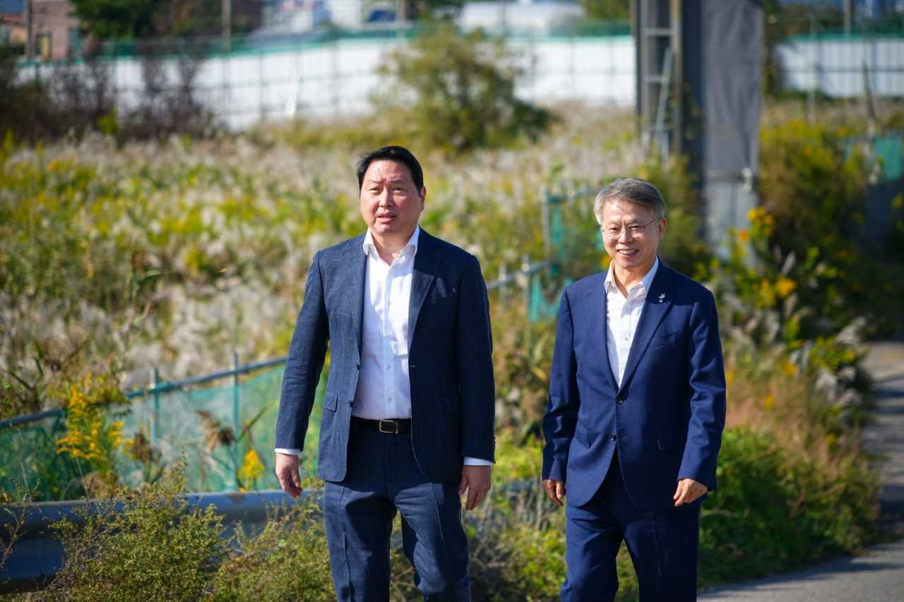 South Jeolla-Gwangju Integrated Special City Mayor Min Hyeong-bae and SK Group Chairman Chey Tae-won pose for a photo Friday afternoon at the emergency control tower of the Air Force's 1st Fighter Wing in Gwangsan-gu after inspecting the planned Honam semiconductor cluster site. (South Jeolla-Gwangju Integrated Special City)