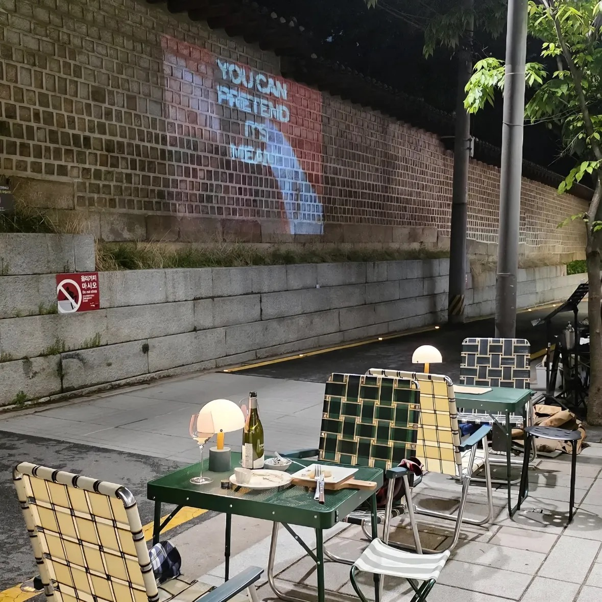 An outdoor table at Seosulla-gil (Life_what_yen on Threads)