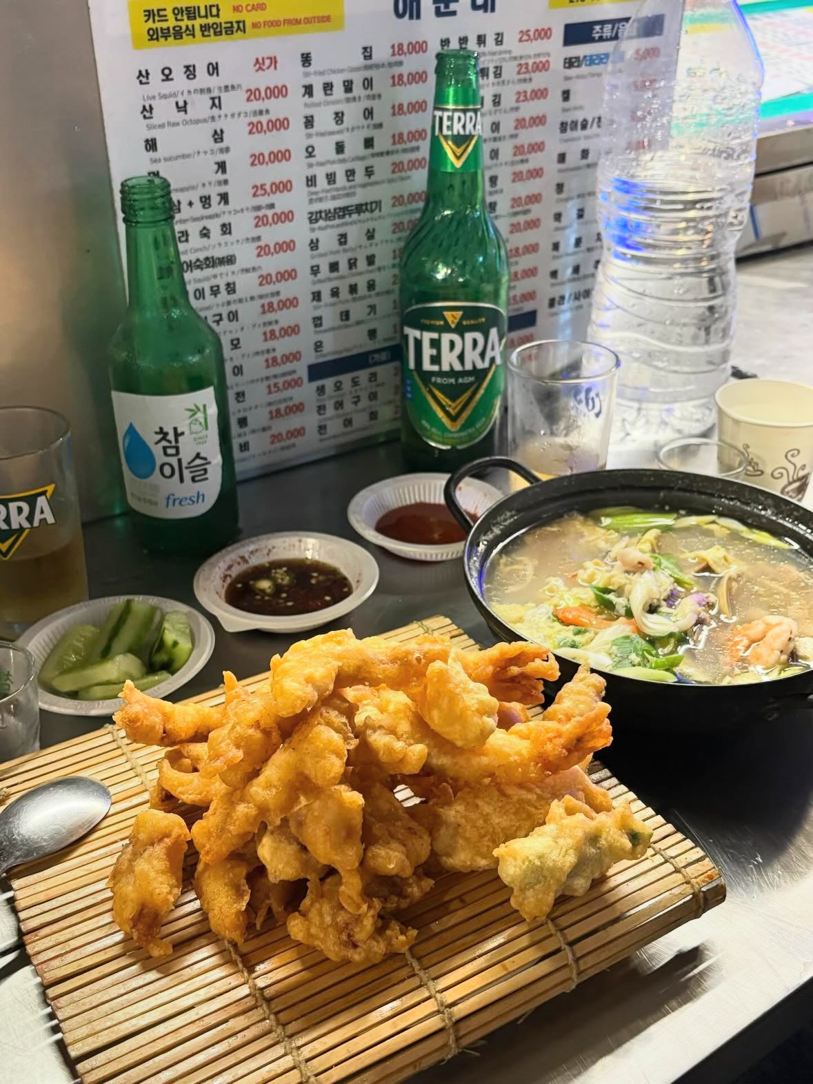 Outdoor stalls offer local food near Jongno 3-ga in Seoul (Dariuri_ on Threads)