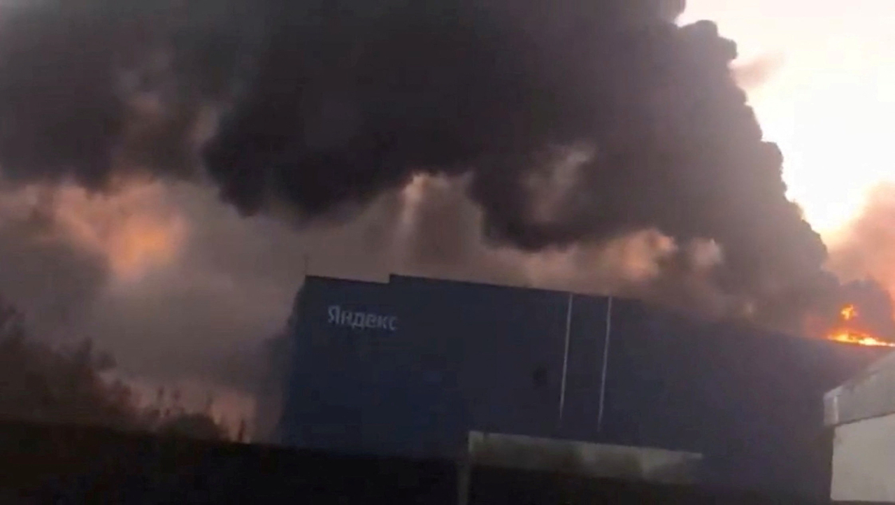 Black smoke billows from a data center belonging to Russian IT company Yandex in Sasovo, Ryazan region, on Thursday (local time), after a Ukrainian drone strike. [Reuters-Yonhap]