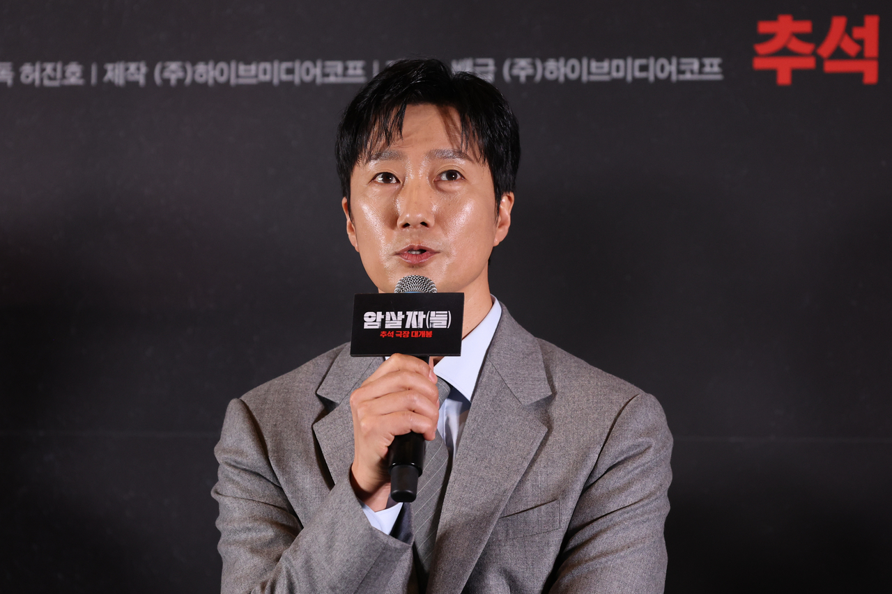 배우 박해일이 지난달 8일 서울 강남구 삼성동 코엑스 메가박스에서 열린 영화 ‘암살자(들)’ 시사회 및 기자간담회에서 인사말을 하고 있다. [연합]