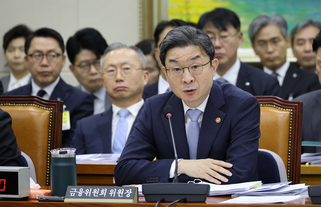 Financial Services Commission Chairman Lee Eog-weon answers lawmakers' questions during a parliamentary audit of the FSC and other financial authorities at the National Assembly on Thursday. (Yonhap)