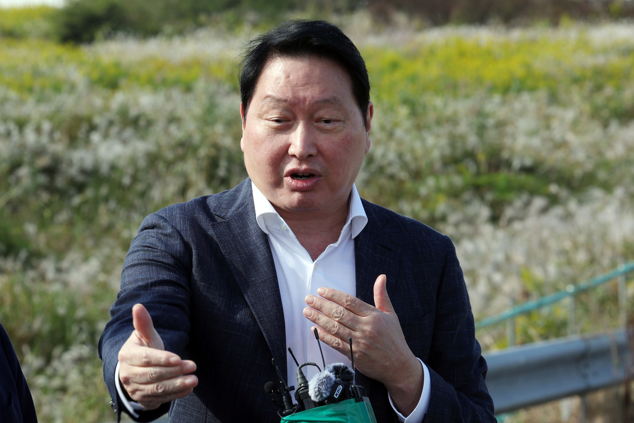 최태원 SK하이닉스 회장이 9일 오후 반도체 산단이 들어설 전남광주 서구 군공항 부지에서 현장 방문을 마친 뒤 기자들의 질문에 답하고 있다. [연합뉴스]