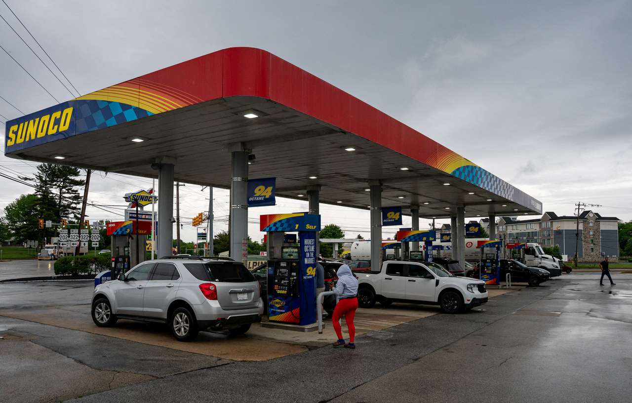 Motorists fill up their vehicles at a Sunoco gas station in Philadelphia, Pennsylvania, in May. [Reuters]