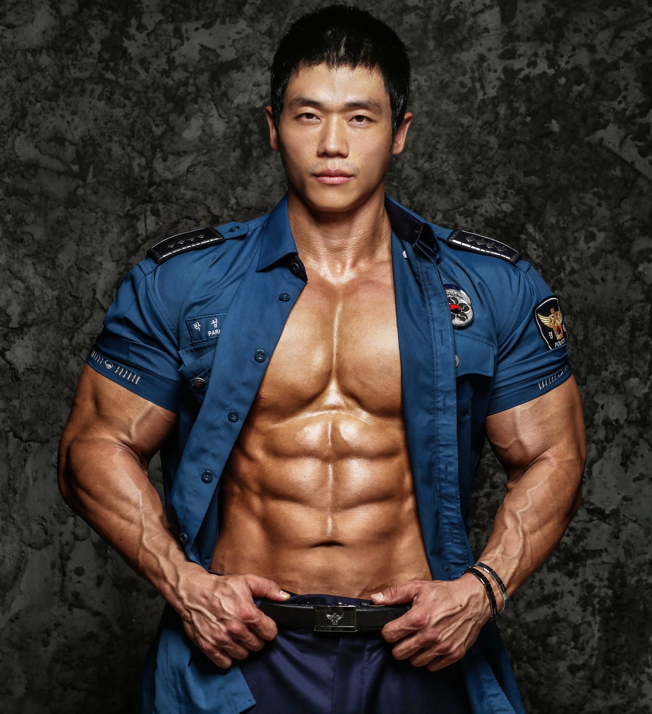 2019년 ‘몸짱 경찰관 달력’에 실린 박성용 경위 모습. [박성용 경위 제공]