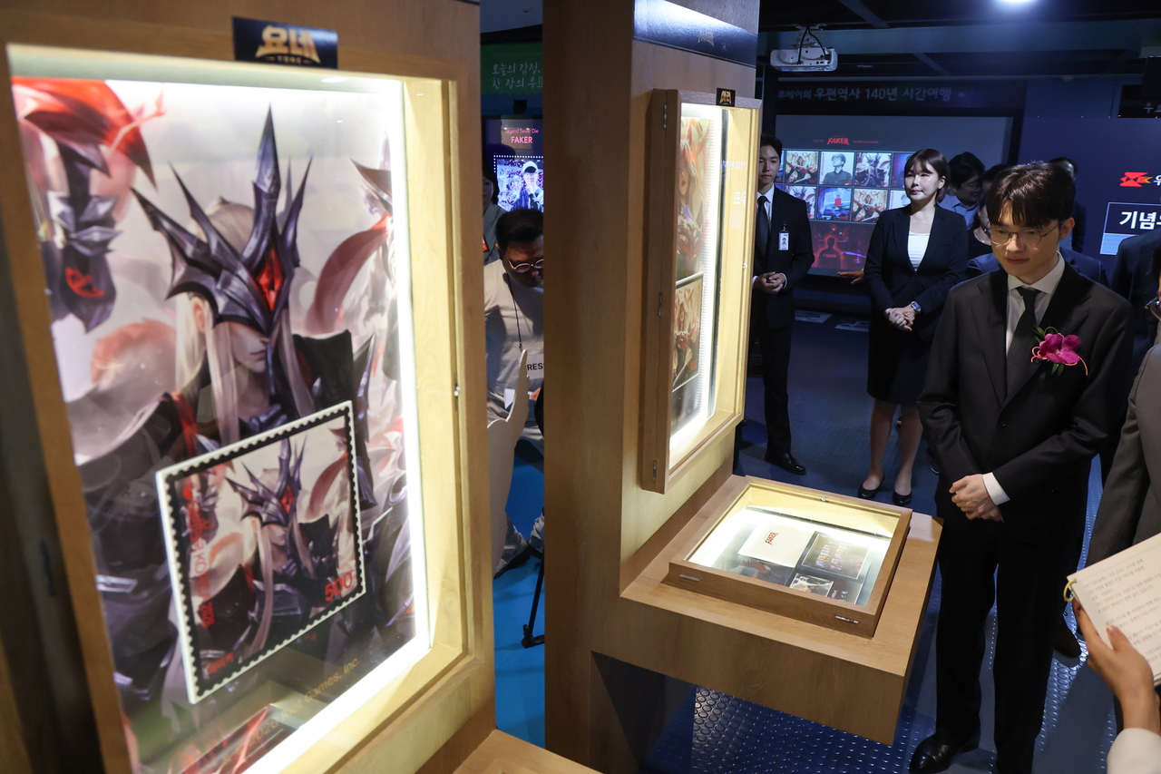 Lee Sang-hyeok, known globally by his gaming moniker Faker, looks around a special exhibition dedicated to him at the Seoul Central Post Office in central Seoul on Saturday. (Yonhap)