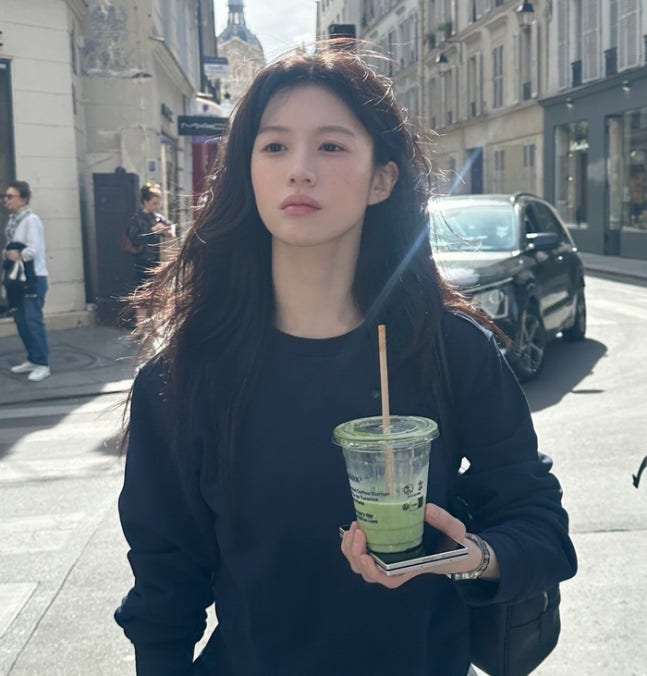 배우 고윤정이 인스타그램 계정을 통해 공개한 갤럭시Z폴드8을 들고 있는 모습. [사진, 고윤정 인스타그램]