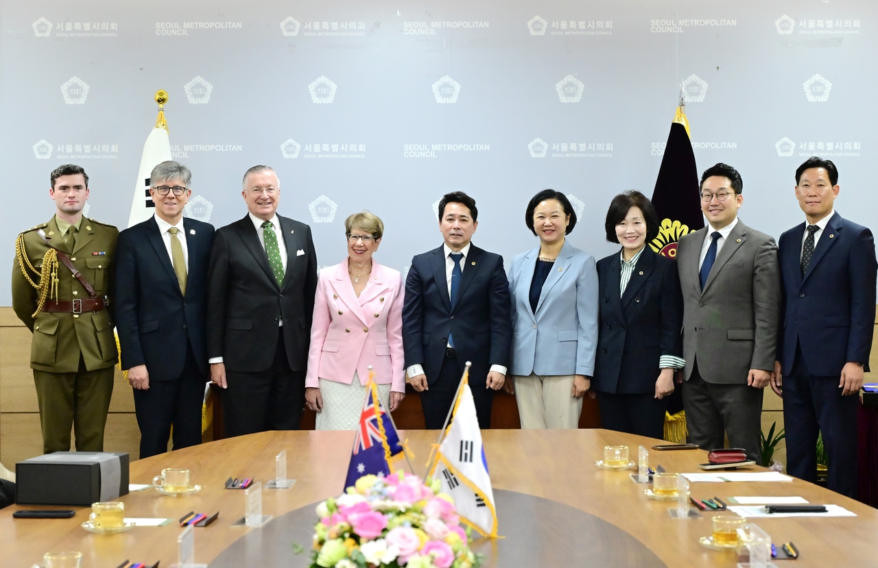 서울시의회 임만균 의장은 10월 8일 오전 11시 호주 뉴사우스웨일스(NSW)주 마가렛 비즐리(Margaret Beazley) 주총독을 만나 서울시의회와 NSW주 의회 간 상호결연 30주년을 기념하며 협력 방안을 논의했다.