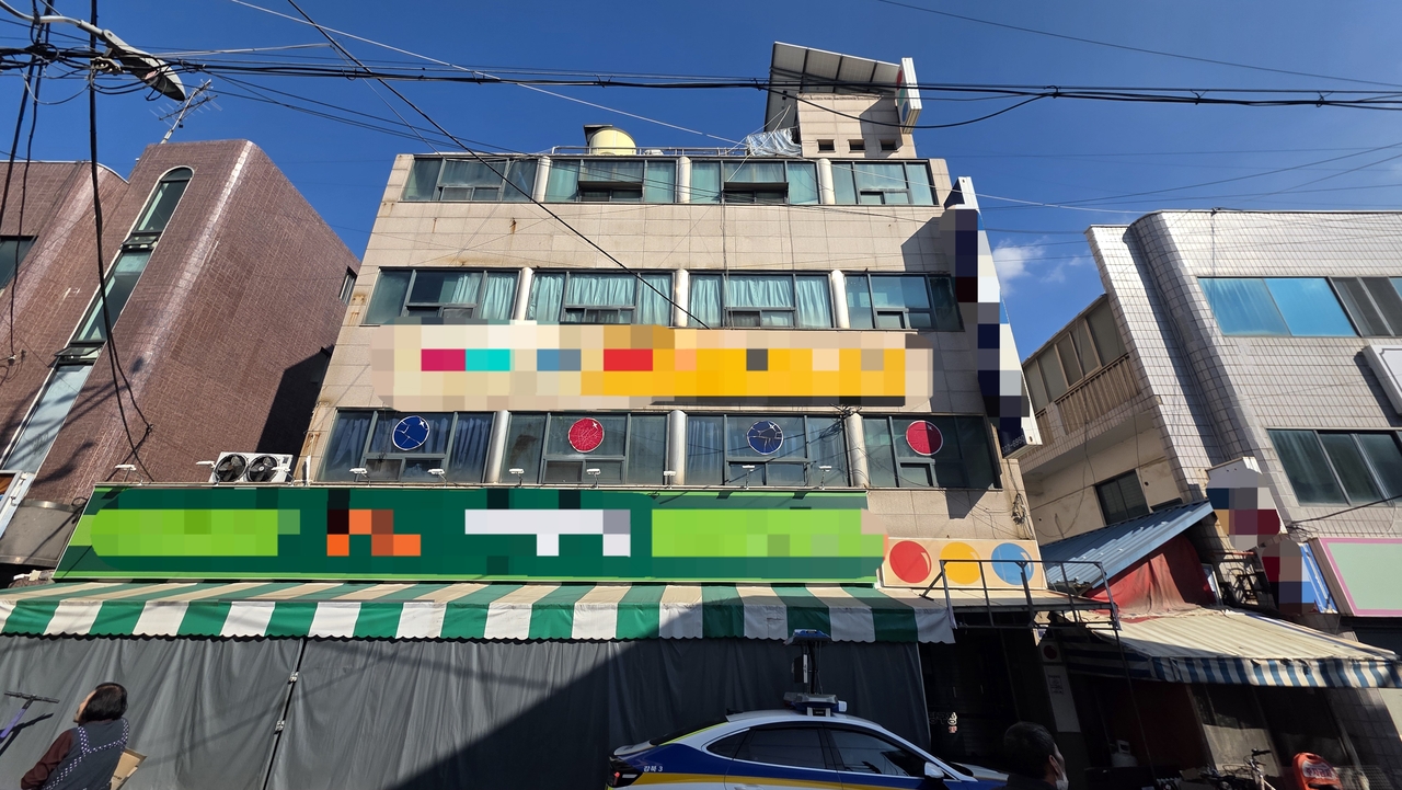 10일 오전 10시 16분께 대구시 북구 관음동의 4층짜리 건물 중 2층 행사장에서 천장 마감재가 떨어져 9명이 다치는 사고가 발생했다. 사진은 사고 난 4층 건물 전체 모습.[사진=김병진 기자]