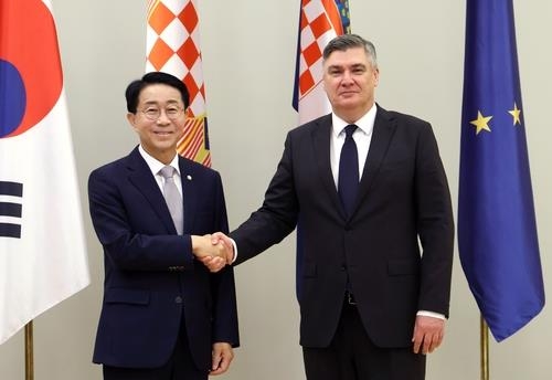 National Assembly Speaker Cho Jeong-sik (left) poses for a photo with Croatian President Zoran Milanovic in Zagreb, Croatia, Saturday, in this photo provided by his office.