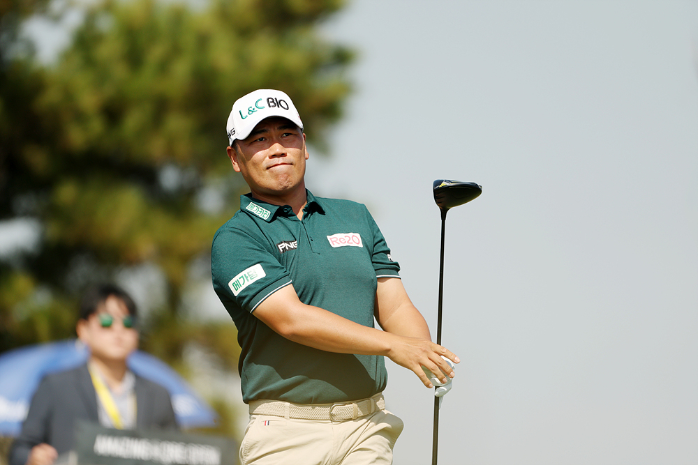 Lee Dae-han watches his tee shot on the first hole during the third round of the KPGA Tour's Amazing Cree Open at Flamingo Country Club in Dangjin, South Chungcheong Province, on Saturday.