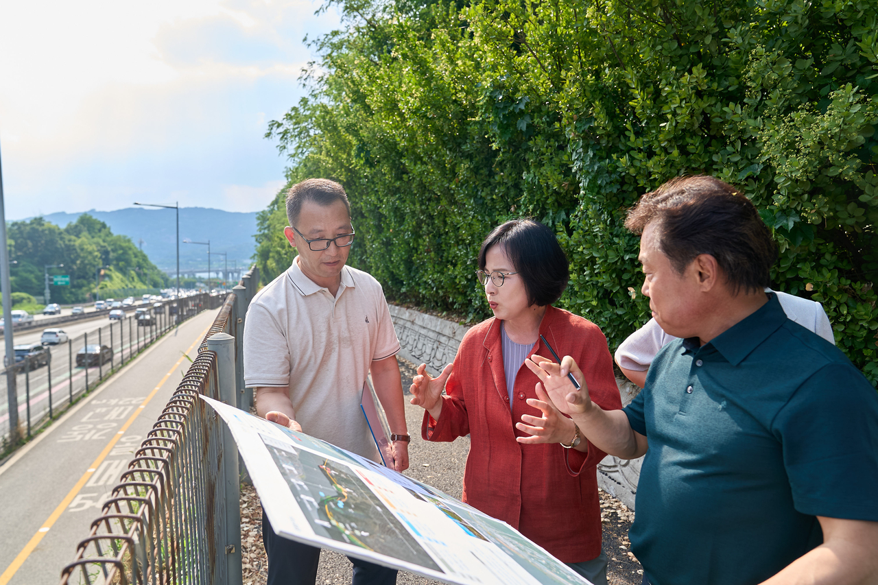 Gangdong-gu District Mayor Lee Su-hee (center) inspecting the Han River Greenway site