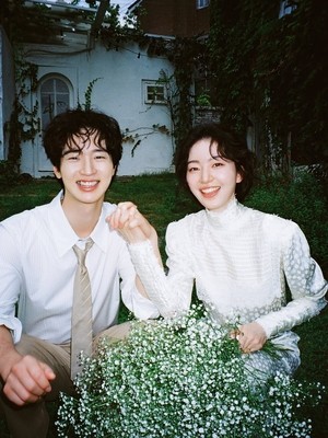 [뮤즈★]장동윤♥김승윤, 오늘(10일) 결혼..손깍지+얼굴 맞댄 웨딩사진 공개 “My Love”
