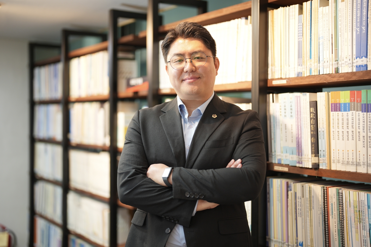 Park discusses local transport issues including the Eastern Arterial Road undergrounding project and the planned Myeonmok urban rail line, pledging to pursue legislative work grounded in communication with residents. Photo by Yang Jeong-won