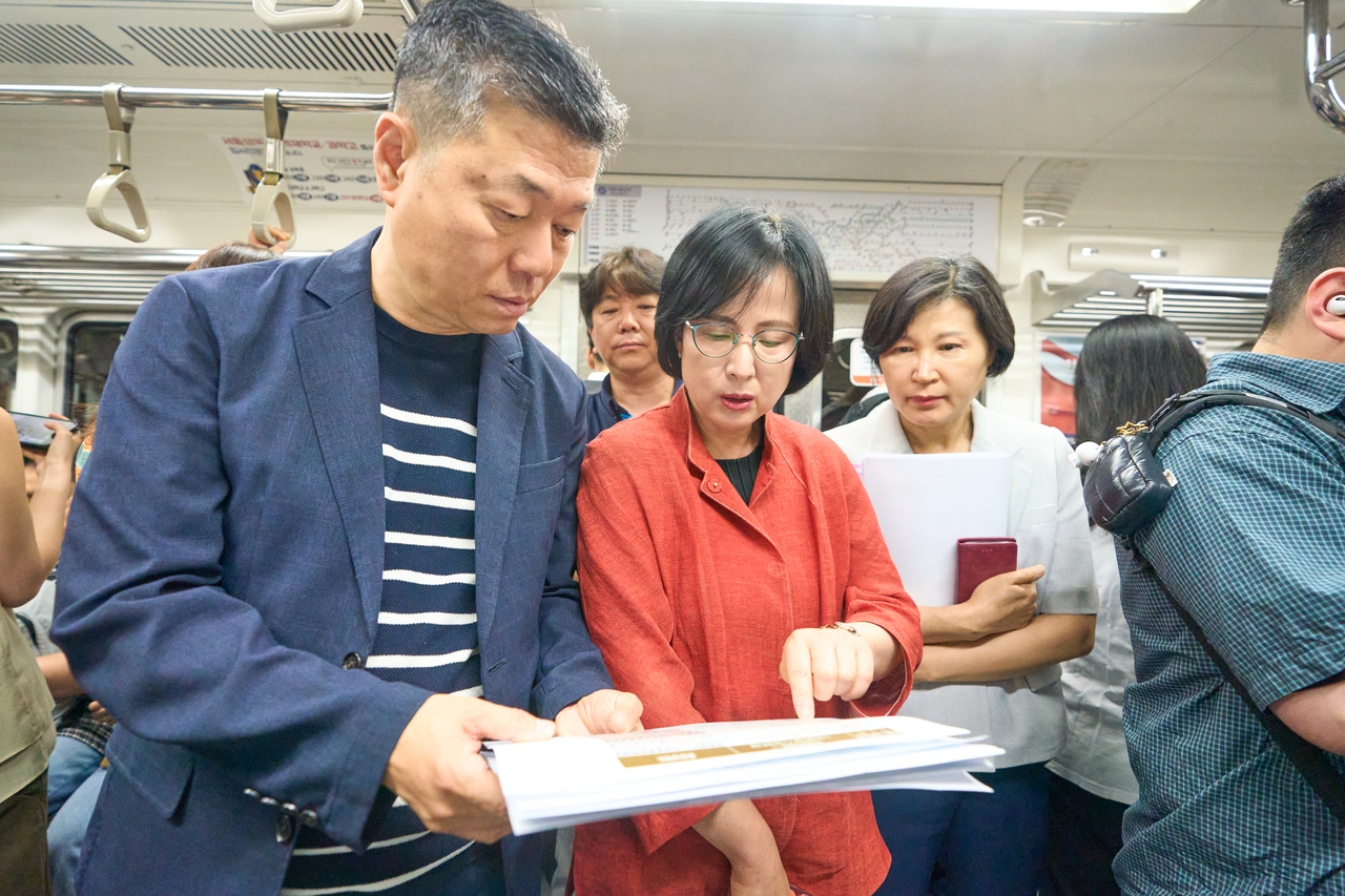 Gangdong-gu District Mayor Lee Su-hee (second from left) inspecting subway congestion