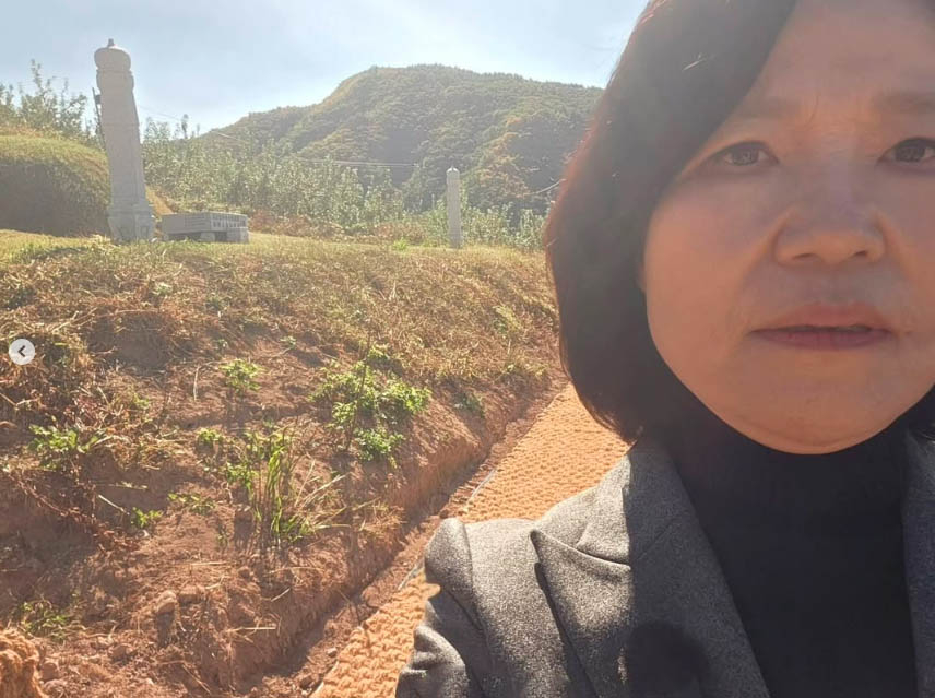 이진숙 국민의힘 의원이 10일 경북 봉화군에 있는 이재명 대통령 부모 묘소를 찾은 모습. [이진숙 의원 SNS 캡처]