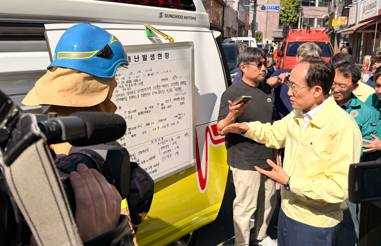 추경호 대구시장이 10일 오후 대구 북구 천장붕괴 사고 현장을 찾아 현장을 점검 하고 있다.[대구시 제공]