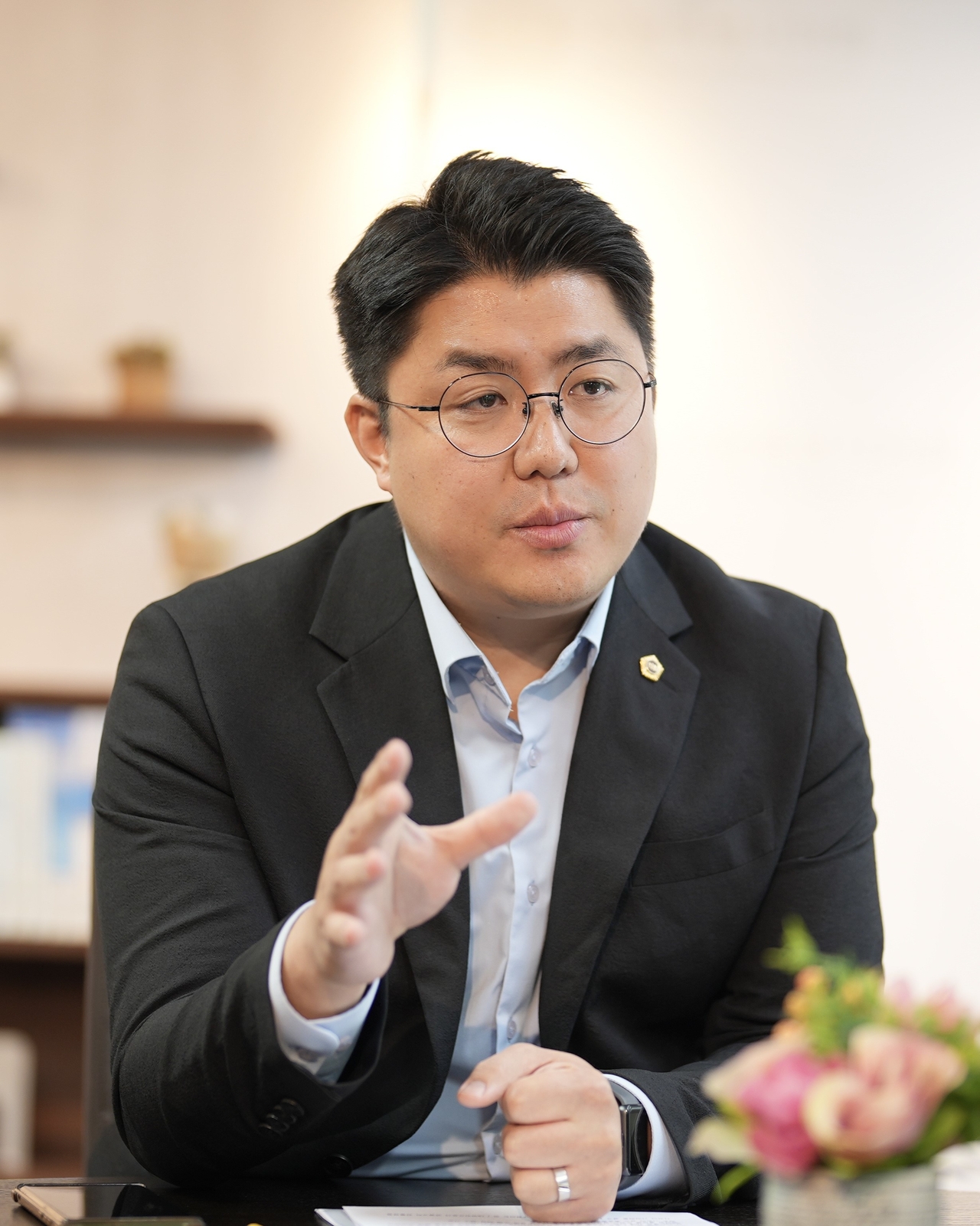 Seoul Metropolitan Council member Park Gyu-nam outlines his legislative priorities — restoring the everyday economy, supporting small businesses and establishing principled fiscal management — in an interview with The Herald Business. Photo by Yang Jeong-won