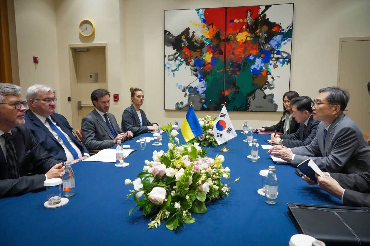 South Korean Foreign Minister Cho Hyun (right) and Ukrainian Foreign Minister Andrii Sybiha (2nd from left) hold talks, in this undated file photo provided by Seoul's foreign ministry. (Ministry of Foreign Affairs)