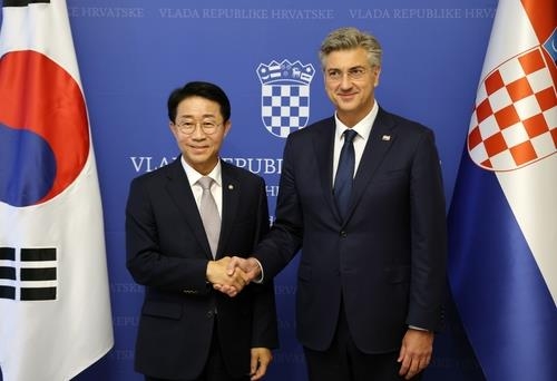 National Assembly Speaker Cho Jeong-sik (left) poses for a photo with Croatian Prime Minister Andrej Plenkovic in Zagreb, Croatia, Saturday, in this photo provided by his office.
