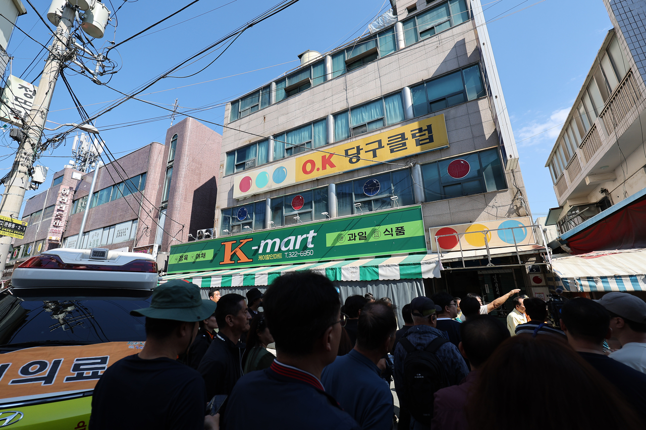 10일 오전 10시 16분께 대구 북구 한 4층짜리 건물 2층 천장이 무너지며 수십명의 경상자가 발생하는 사고가 났다. 사진은 사고가 난 건물 모습. [연합]