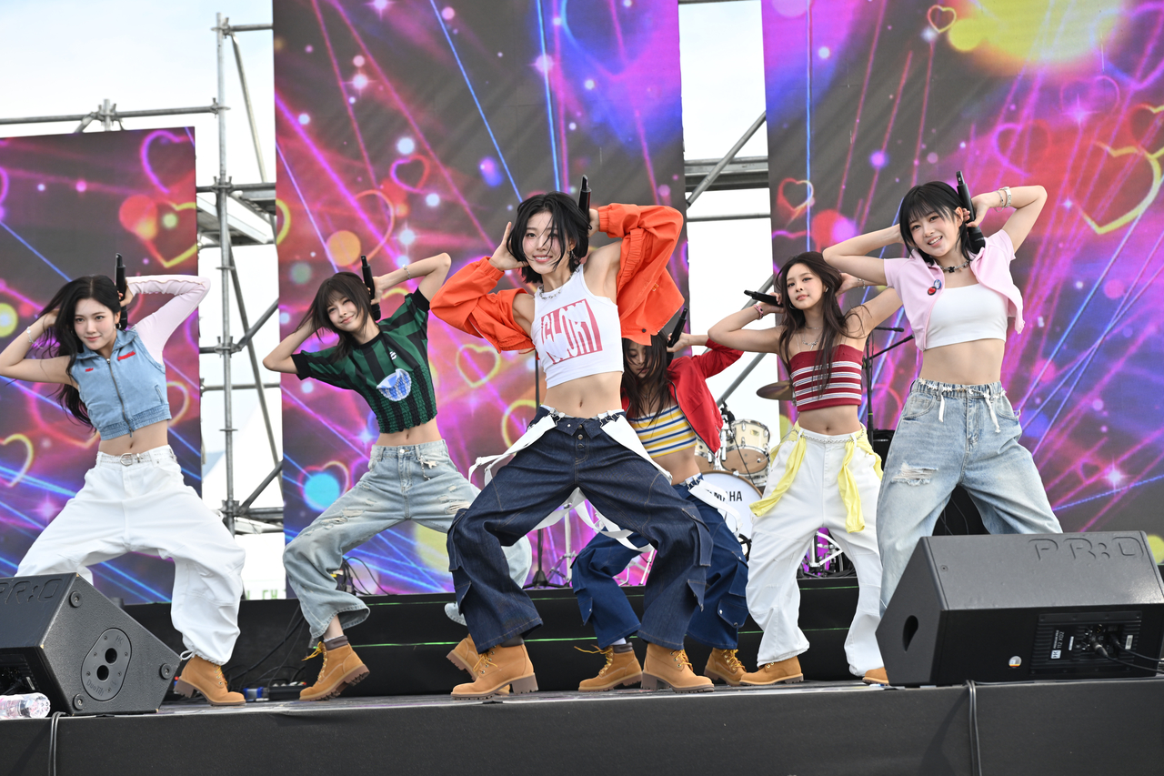 Girl group AtHeart performs at the 2026 Hangeul Run event at Sejong Central Park in Sejong on Friday. (Im Se-jun/The Korea Herald)