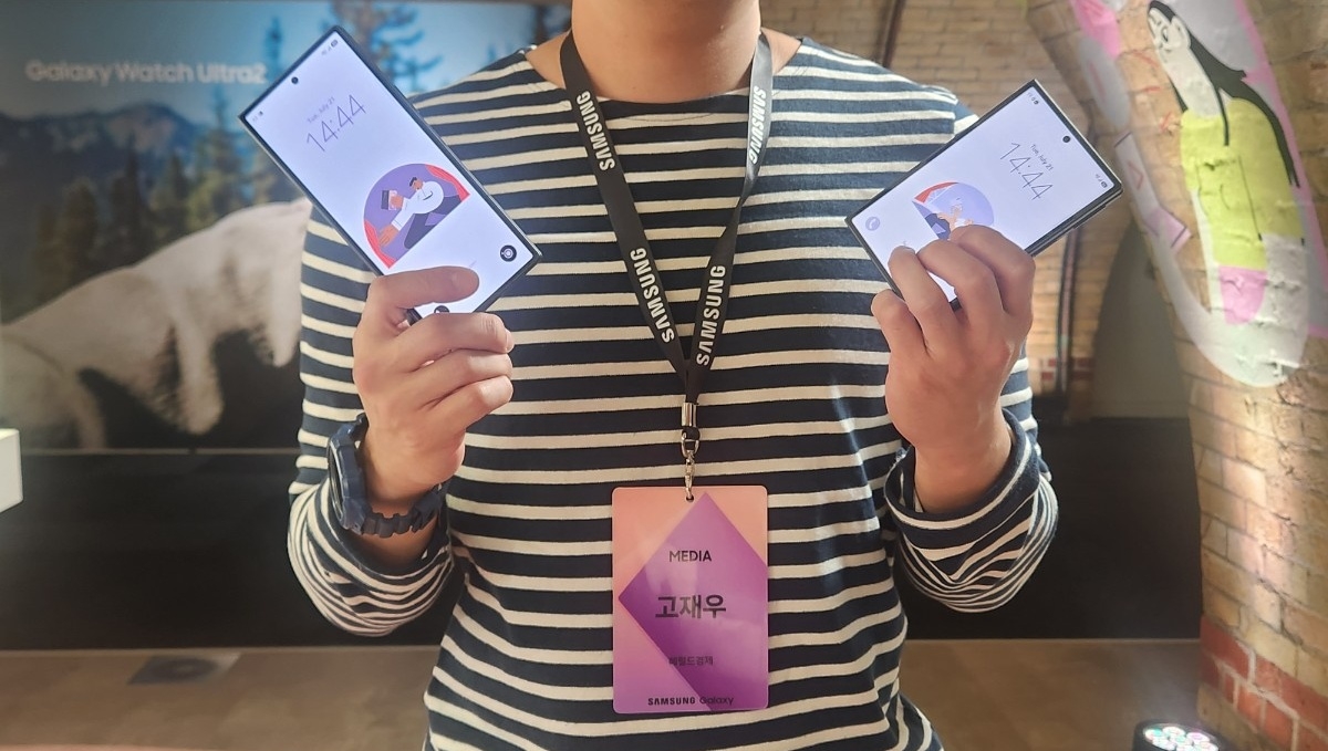 지난 7월 영국 런던 올드 빌링스케이트에서 열린 ‘갤럭시 언팩 2026’에서 공개된 갤럭시 Z 폴드8 울트라(왼쪽부터), 갤럭시 Z 폴드8. 고재우 기자